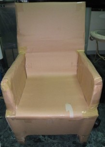 使用瓦愣紙捲 防護後的古董木椅